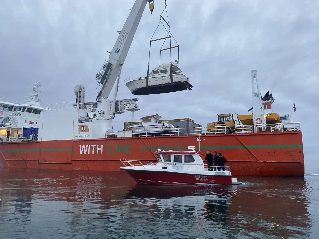Levering av båt på fraktebåt utenfor Lysøysundet i Ørland Kommune.