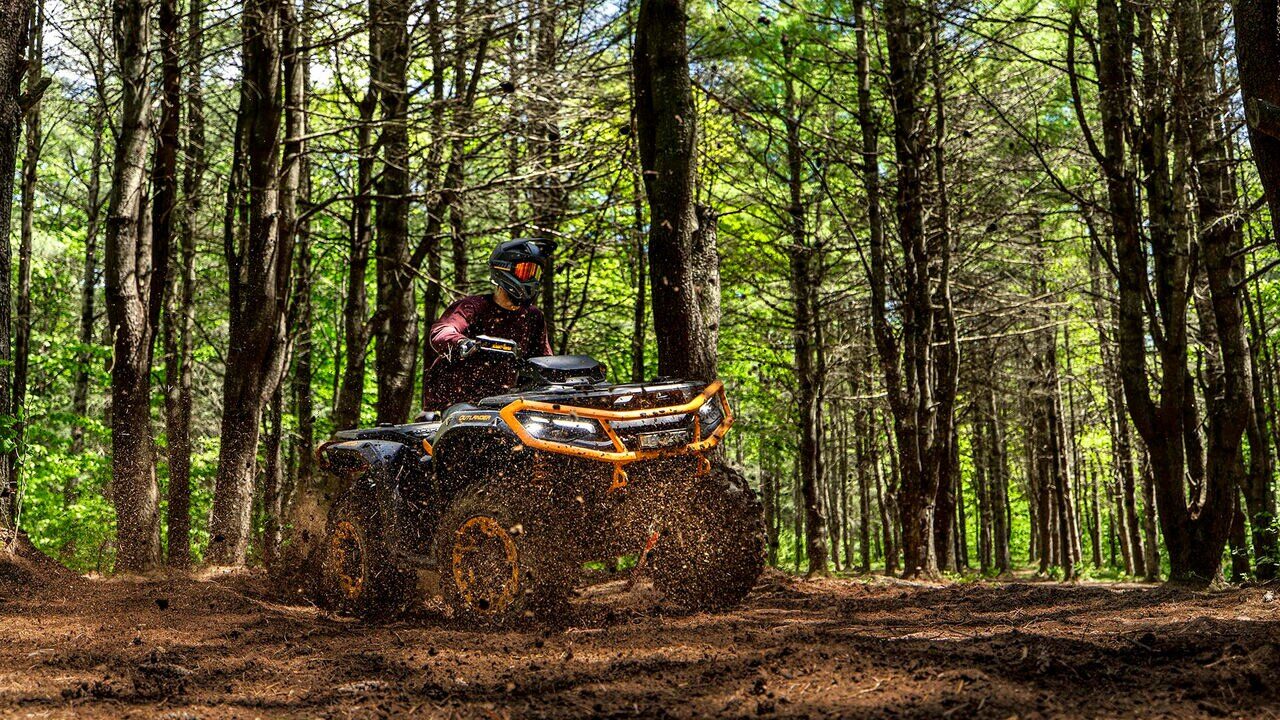 2026 Can-Am Outlander 850/1000R XTP med forbedret kontroll, kjørende i skogen