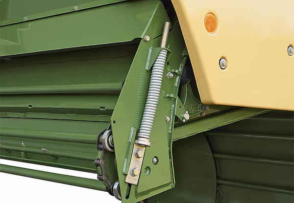 Detaljbilde av hydraulikksystemet og mekaniske komponenter på en Krone Bellima rundballpresse.