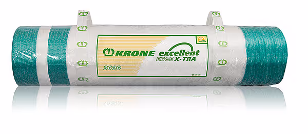 En rull med grønn siloplast merket KRONE excellent PLUS X-TRA 2500. Plastrullen brukes til innpakking av rundballar i landbruket.