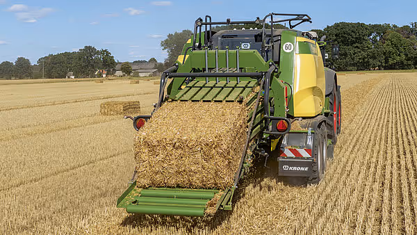 Krone BigPack storballepress i arbeid på stubbeåker, lager store firkantballer av halm.