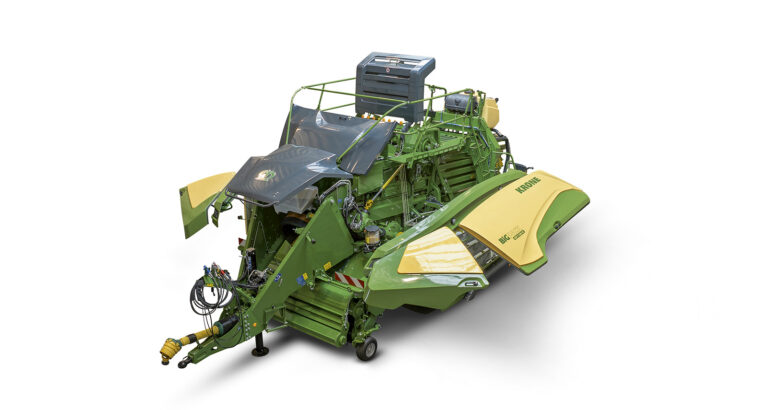 Krone BiG Pack Gen 6 firkantpresse fotografert i studiomiljø mot hvit bakgrunn, vist i tre-kvart perspektiv fra siden med åpne sidedeksler som viser maskinens indre mekanikk, hydraulikk og drivverk.