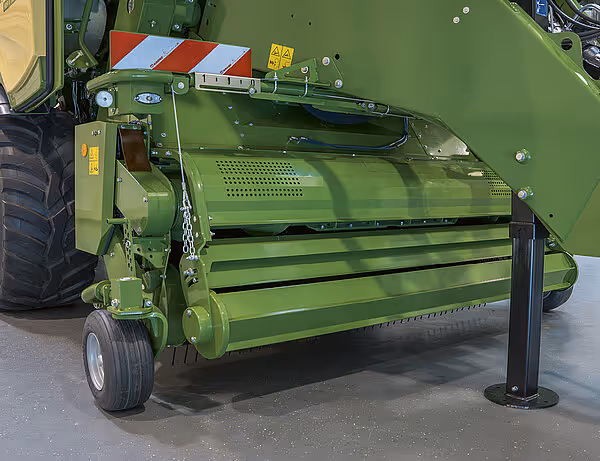 Krone Big Pack HDP II storballpresse vist fra siden med tydelig synlige transporthjul og maskinens grønne lakk.