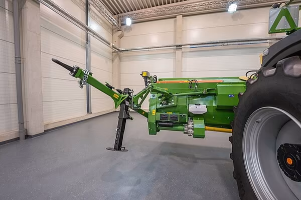 KRONE XDisc 710 skjærebord i arbeidsposisjon innendørs, med svingbart akselsystem og foldbar dragstang synlig.