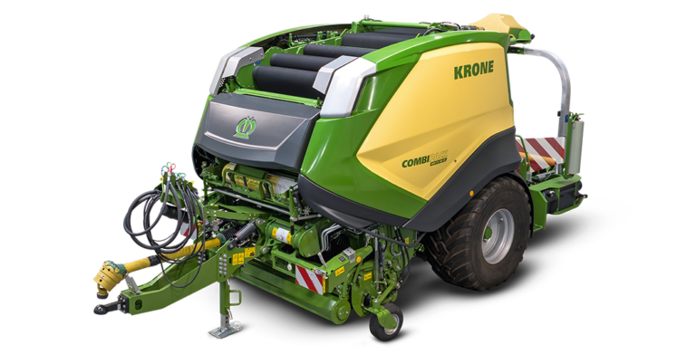 Krone CombiPack kombiert rundballepresse og rundballe­innpakker i grønn og gul farge, sett fra skrå front­vinkel mot hvit bakgrunn.
