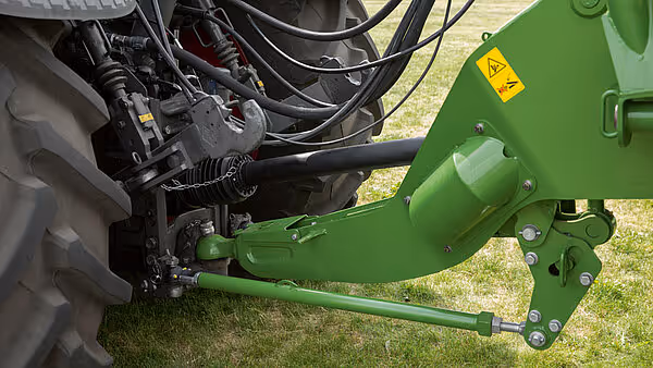 Detaljbilde av hydraulisk kraftuttak og koblingssystem på traktoren som driver KRONE MX pressemaskinen.