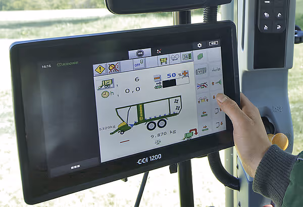 CCI 1200 monitor i traktorkabin som viser lasteopplysninger for Krone MX vogn.