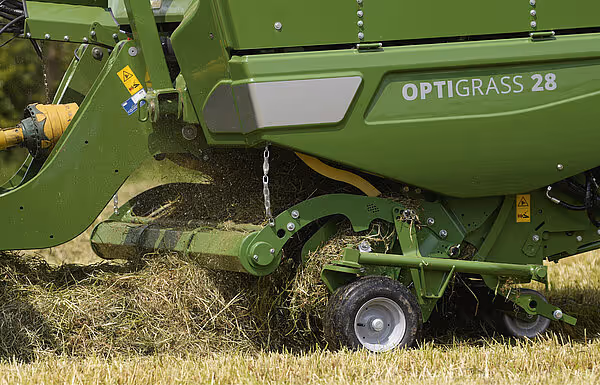 Nærbilde av meierigriberen under en OPTIGRASS 28 skafthenger som viser samlingen av hakket gress.