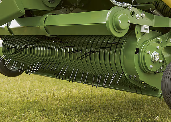 Underside av KRONE RX rotorklipper viser rotoren med sperrer og horisontal rotoraksling.