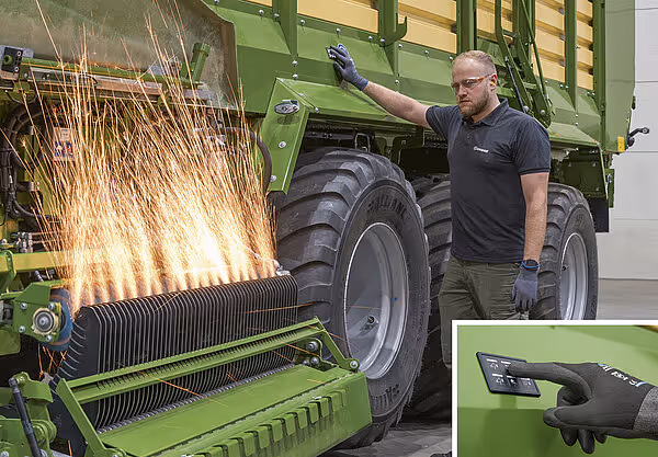 Mann demonstrerer rotorkutterens knivdeler som produserer gnister under drift av høstmaskinen.
