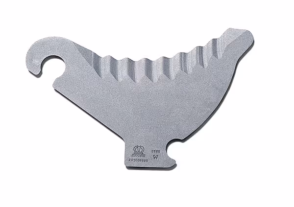 Metallkniv eller kutterblad med tannete kant brukt som reservedel til KRONE Varipack Pro rundballpresse.