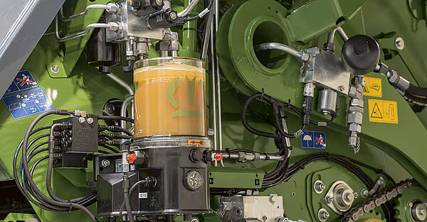 Detaljbilde av hydraulikksystemet på en KRONE VariPack Pro rundballpresse, med synlig hydraulikkfilter og oljerør.