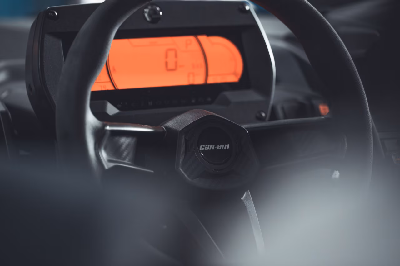Can-Am Maverick lager spor i sanden