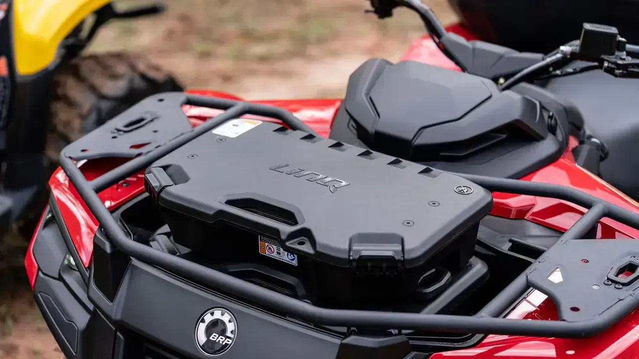 Can-Am Outlander 500–700 med montert frontboks på lastegrind, sett ovenfra, med robust oppbevaringsløsning tilpasset ATV-bruk.