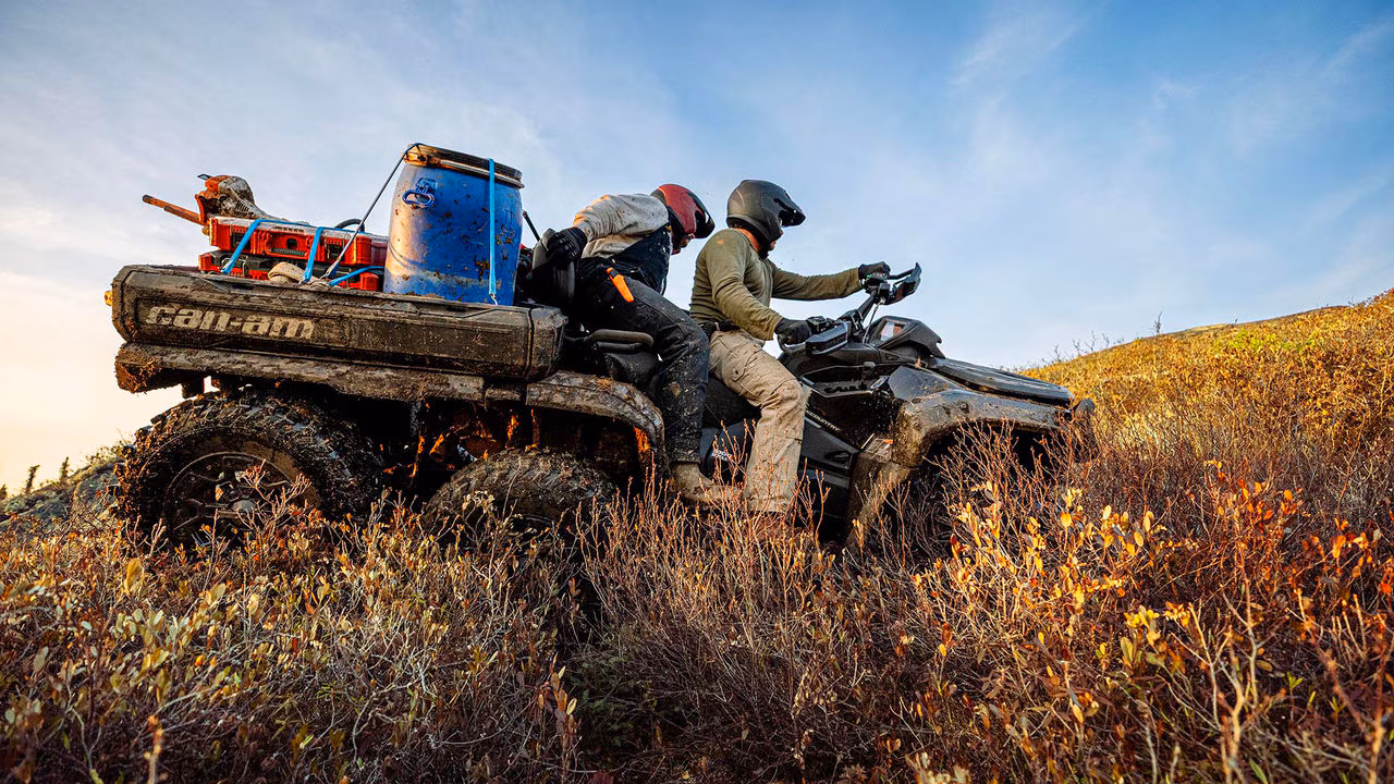 2026 Can-Am Outlander 6x6 ATV som kjører over steiner og hindringer