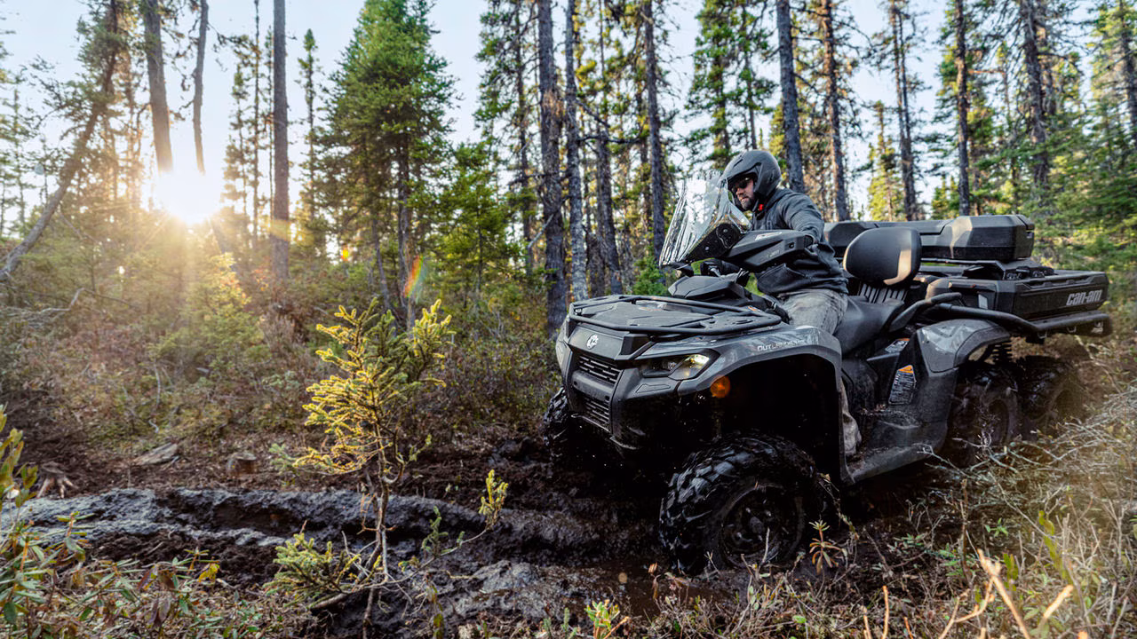 2026 Can-Am Outlander 6x6 ATV som kjører over steiner og hindringer