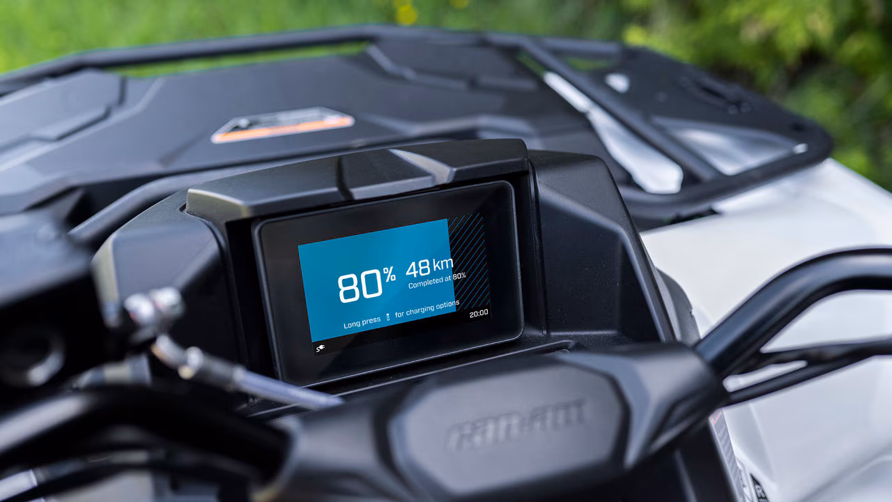 fargeskjerm på en helt ny 2026 Can-Am Outlander Electric.