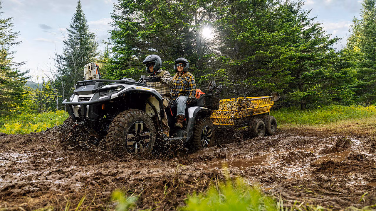 Et par på en helt ny Can-Am Outlander Electric 2026, designet for arbeid, som kjører gjennom gjørme